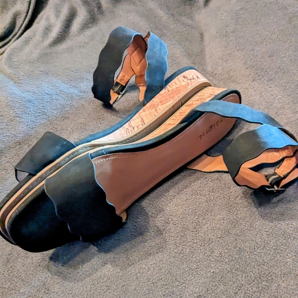 Indigo Rd. Black Strappy Sandal Size 10M - Picture 2 of 4